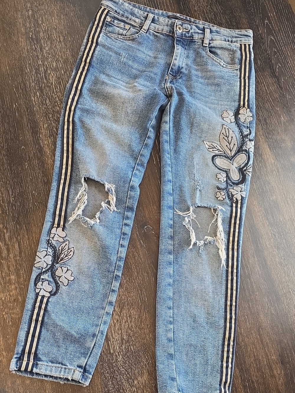 Zara Light Blue Straight-Leg Jeans with Floral Embroidery and Side Stripes